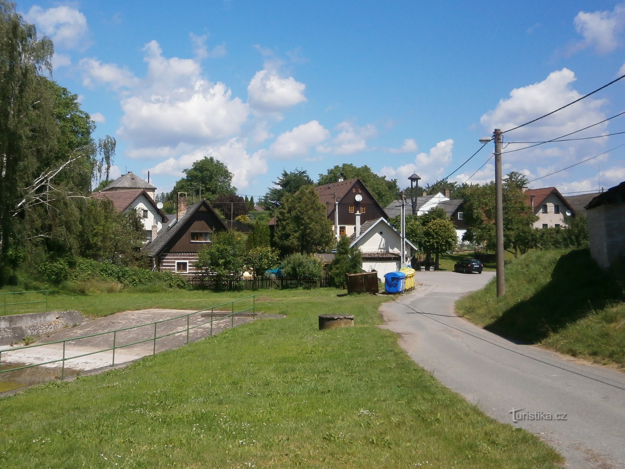 Vestec vanaf de weg naar Heřmanické Dvor en windmolen