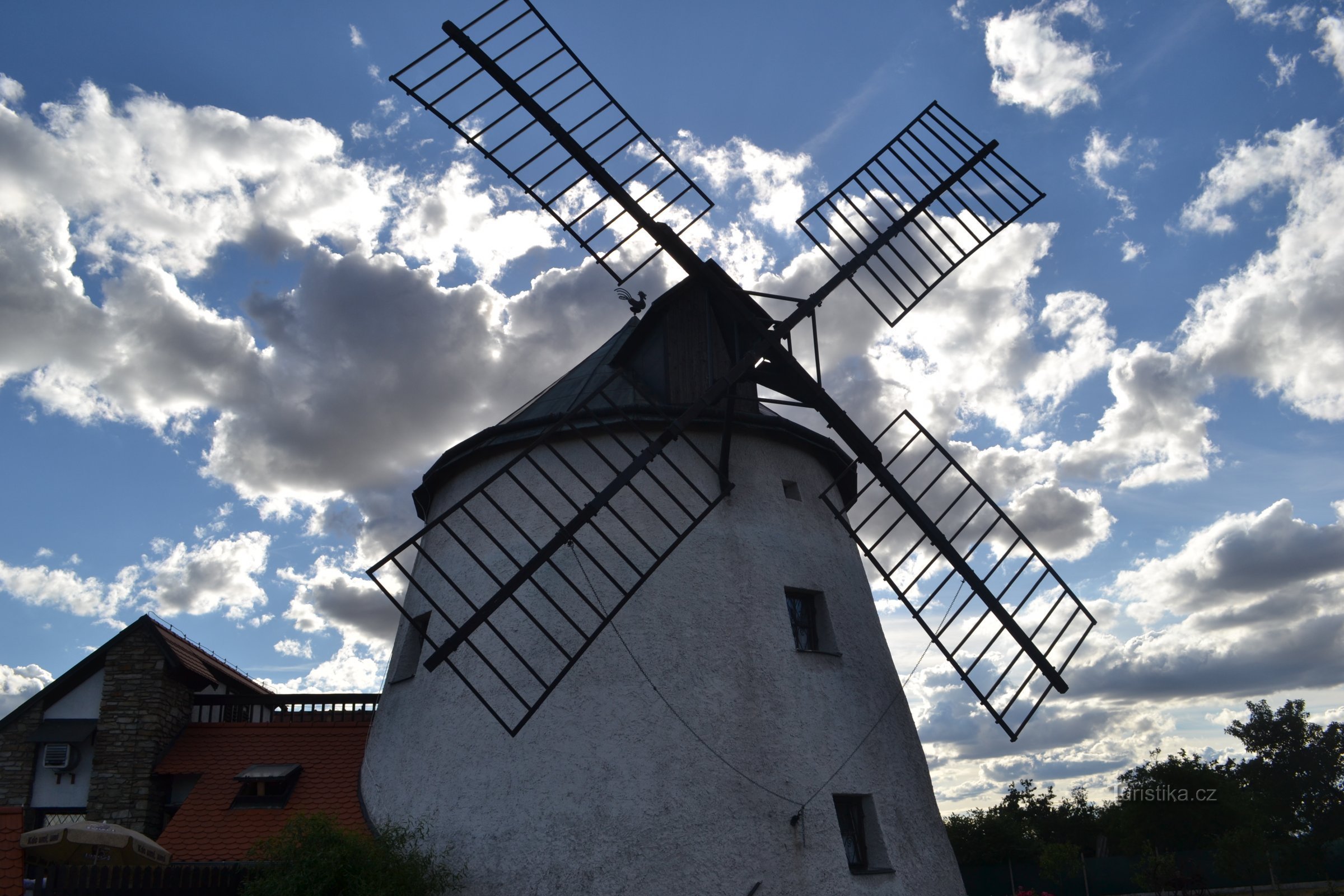 molino de viento en el fondo bonito cielo