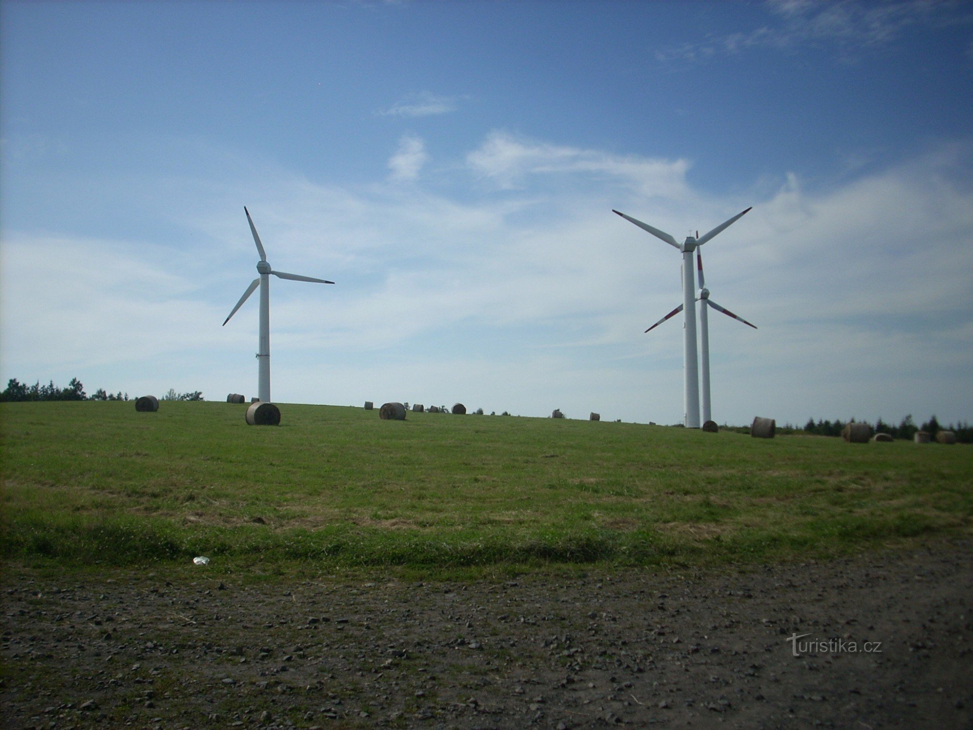 Turbine eoliche vicino all'ex mulino a vento