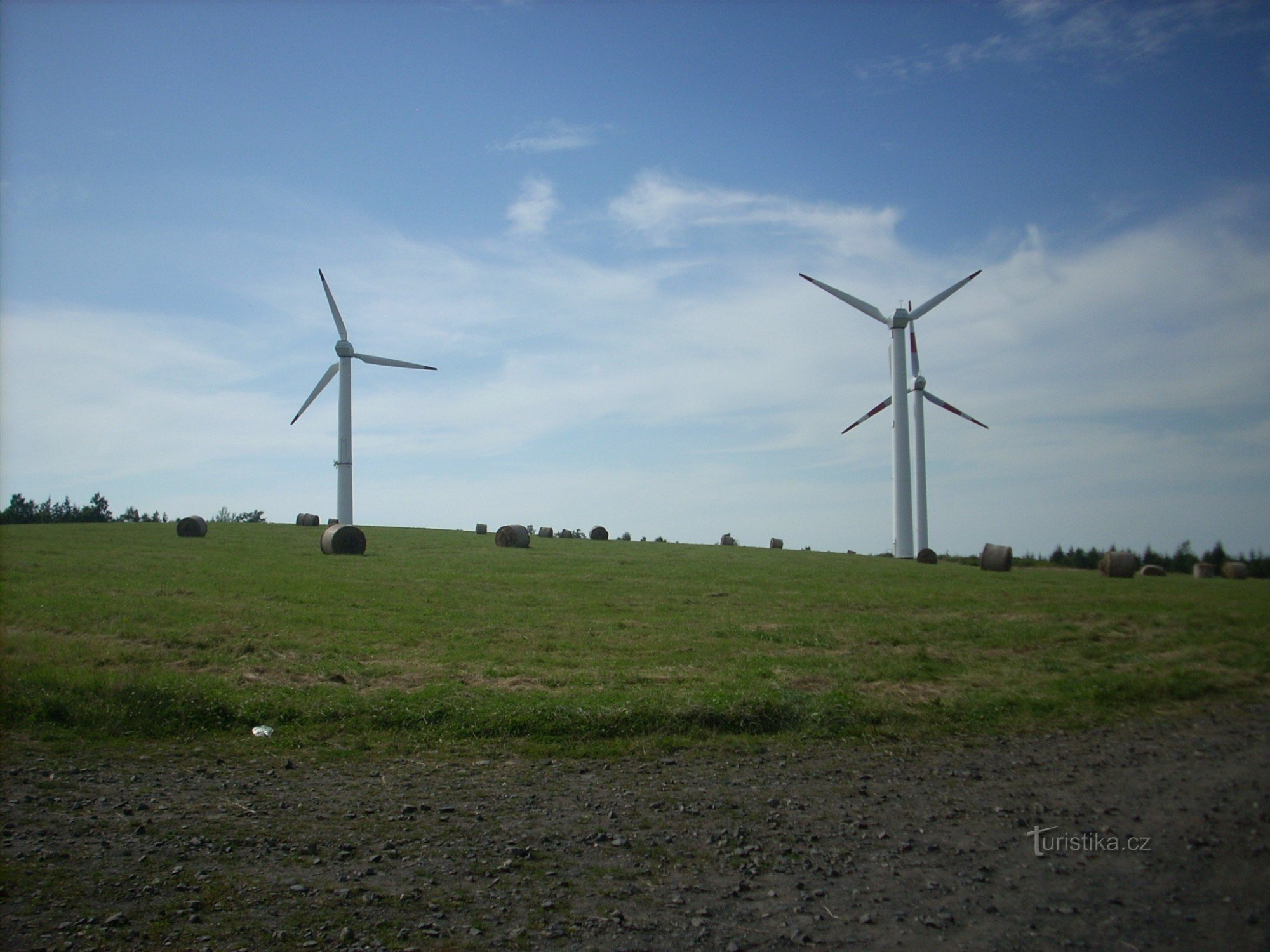 Turbine eoliene lângă fosta moară de vânt