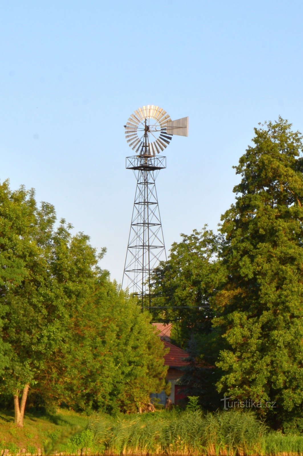 Roue à eau éolienne - vue depuis l'étang local