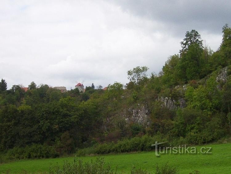 Windmühle vom Eingang zur Balcarky-Höhle aus gesehen