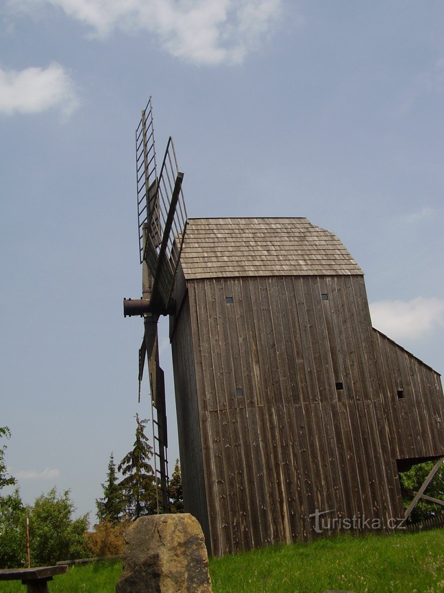 Moinho de vento perto de Klobouk