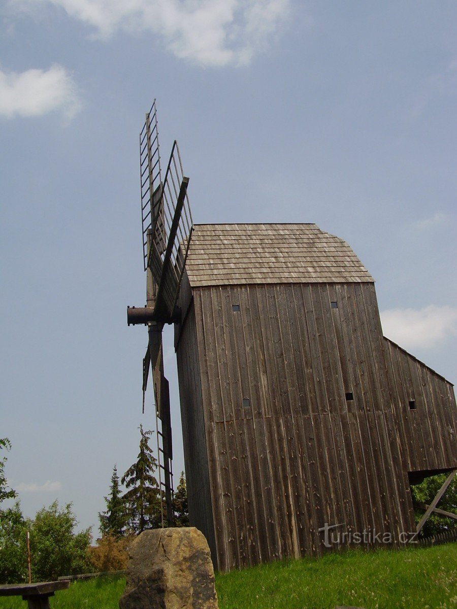 Molino de viento cerca de Klobouk