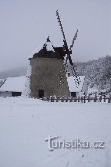 Tuulimylly lähellä Kuželovia: tammikuu 2006