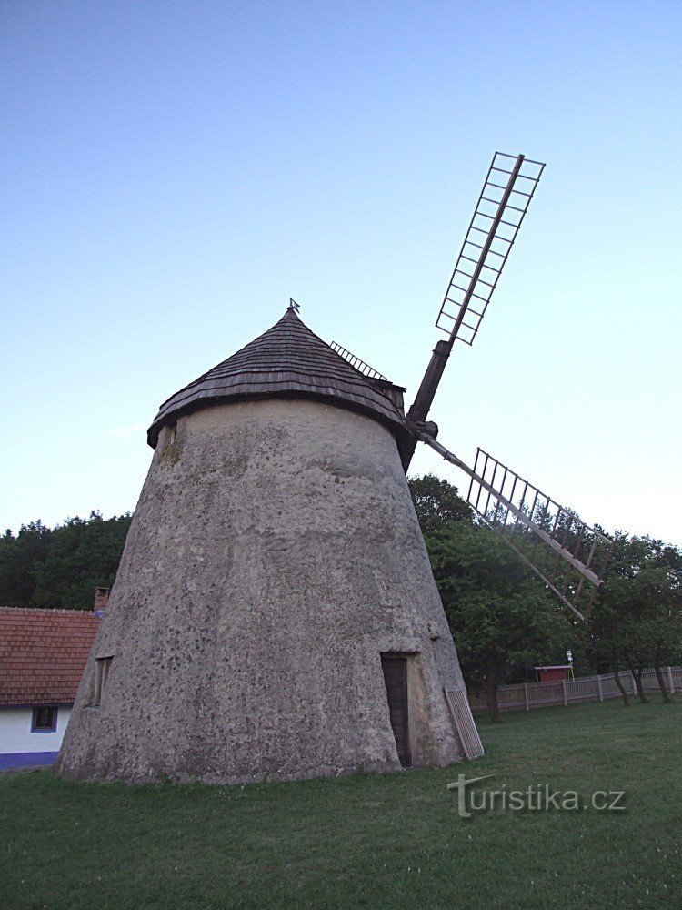 Moinho de vento em Kuželov