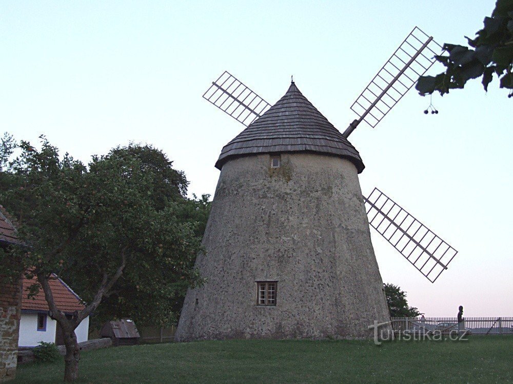 Molino de viento en Kuželov