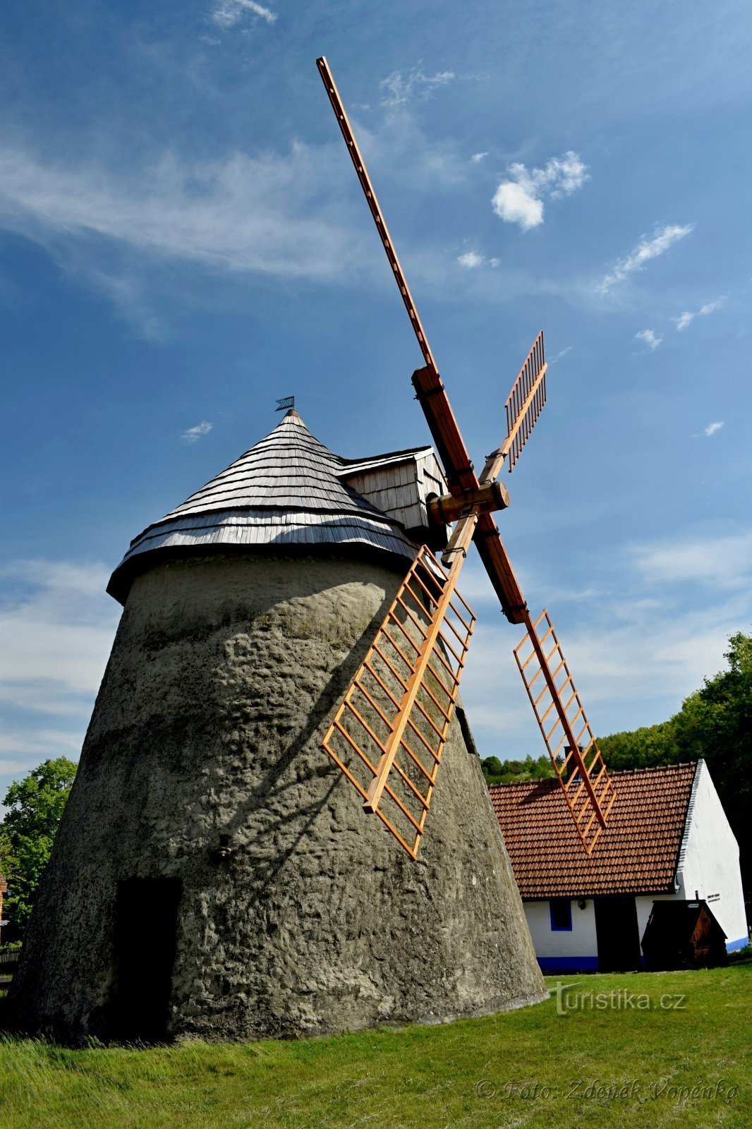 Moinho de vento em Kuželov.
