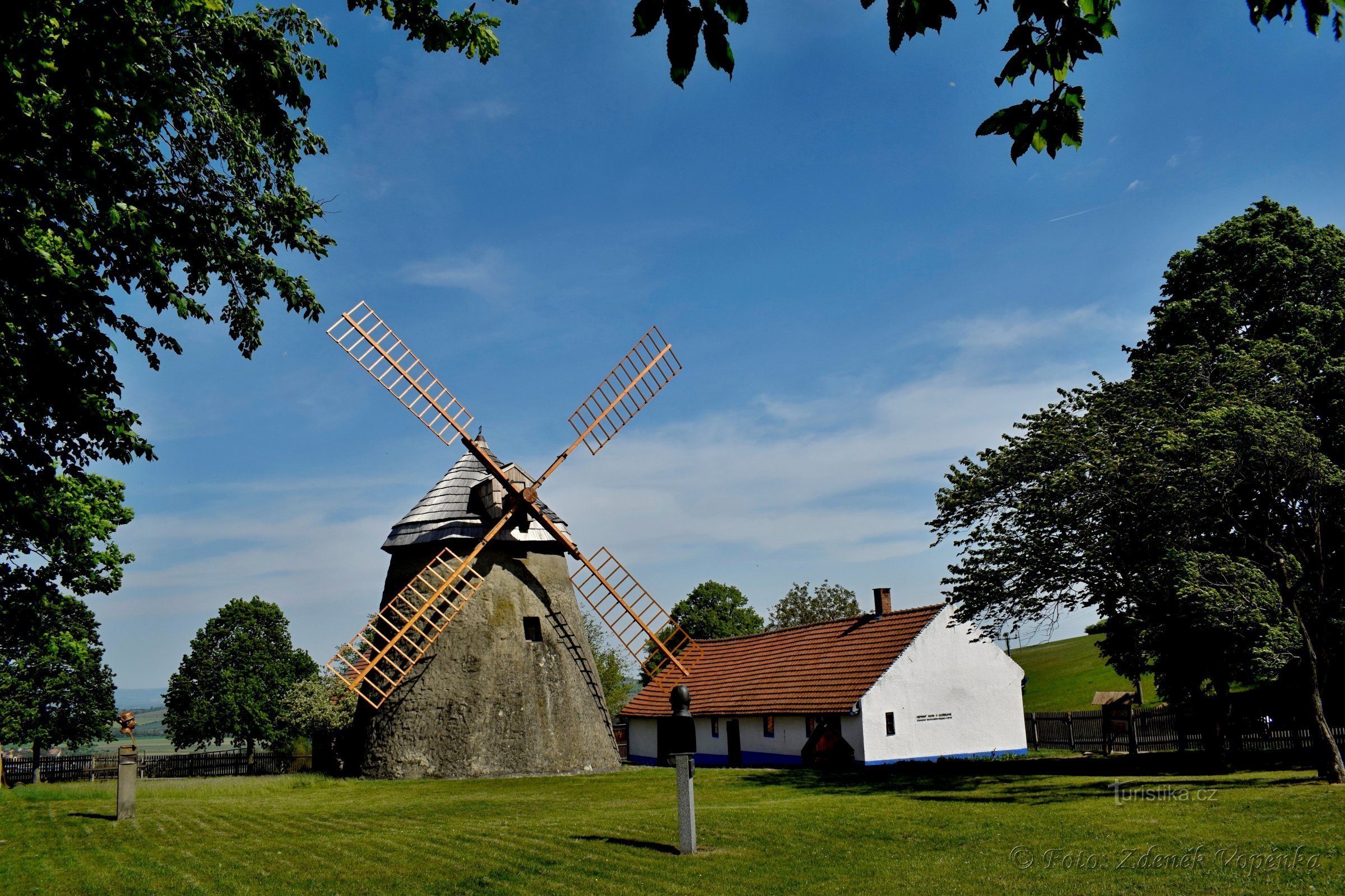 Molino de viento en Kuželov.