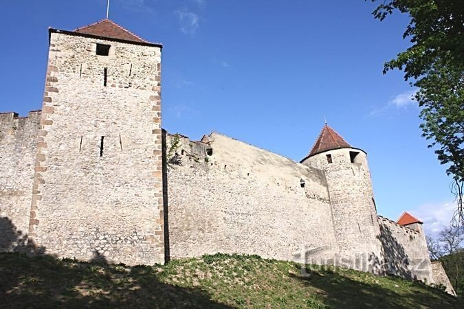 Veveří - torres del castillo en el lado oeste