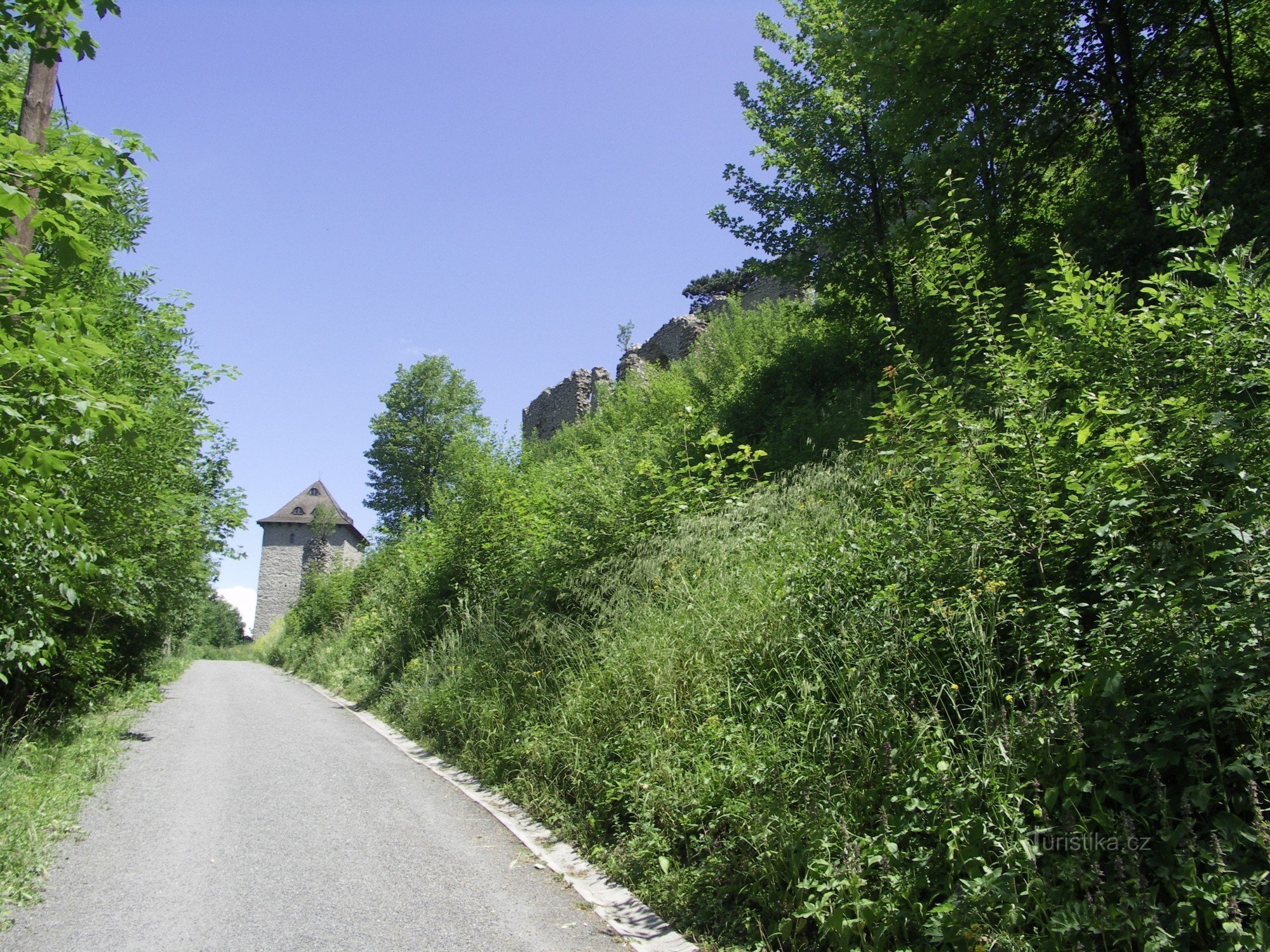Castelul și meterezele din drum