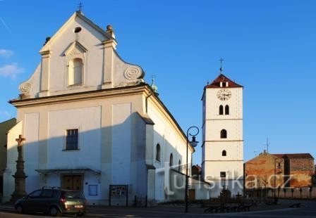 Вежа і костел св. Мартін