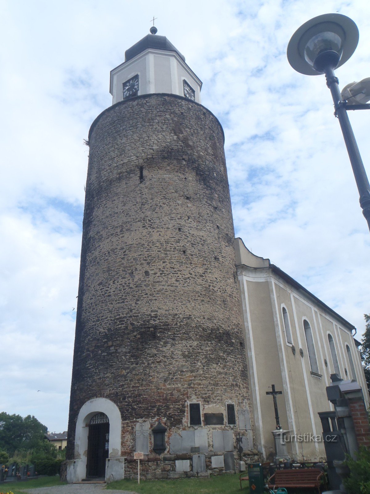 Tårn og kirke tæt på