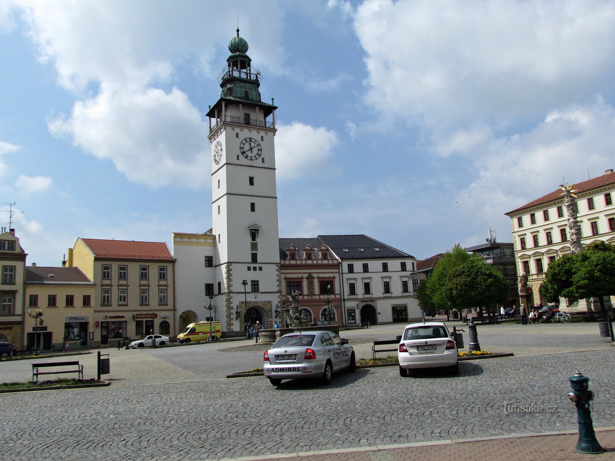 Turm und Rathaus vom Platz aus