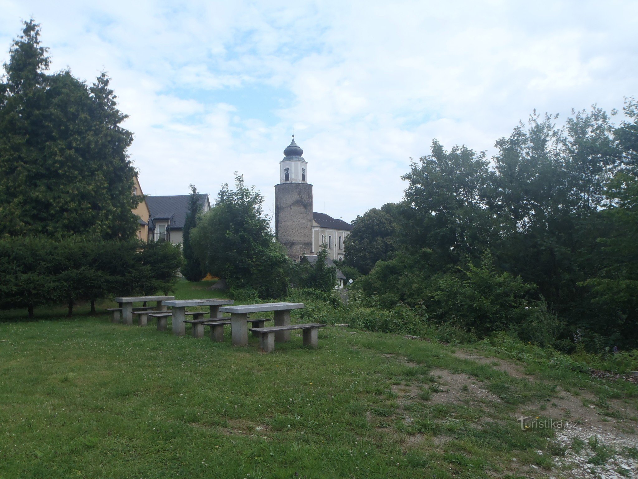 Wieża dawnego zamku Friedeberg-Frýdberk