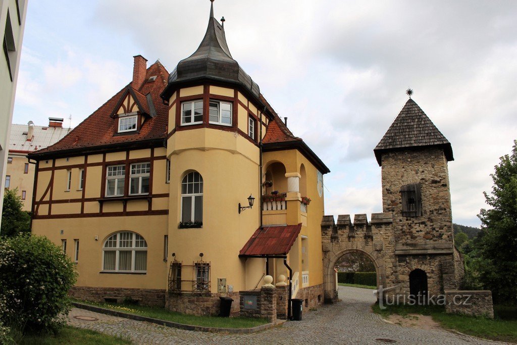 Torre Hláska, vista desde la calle Komenského