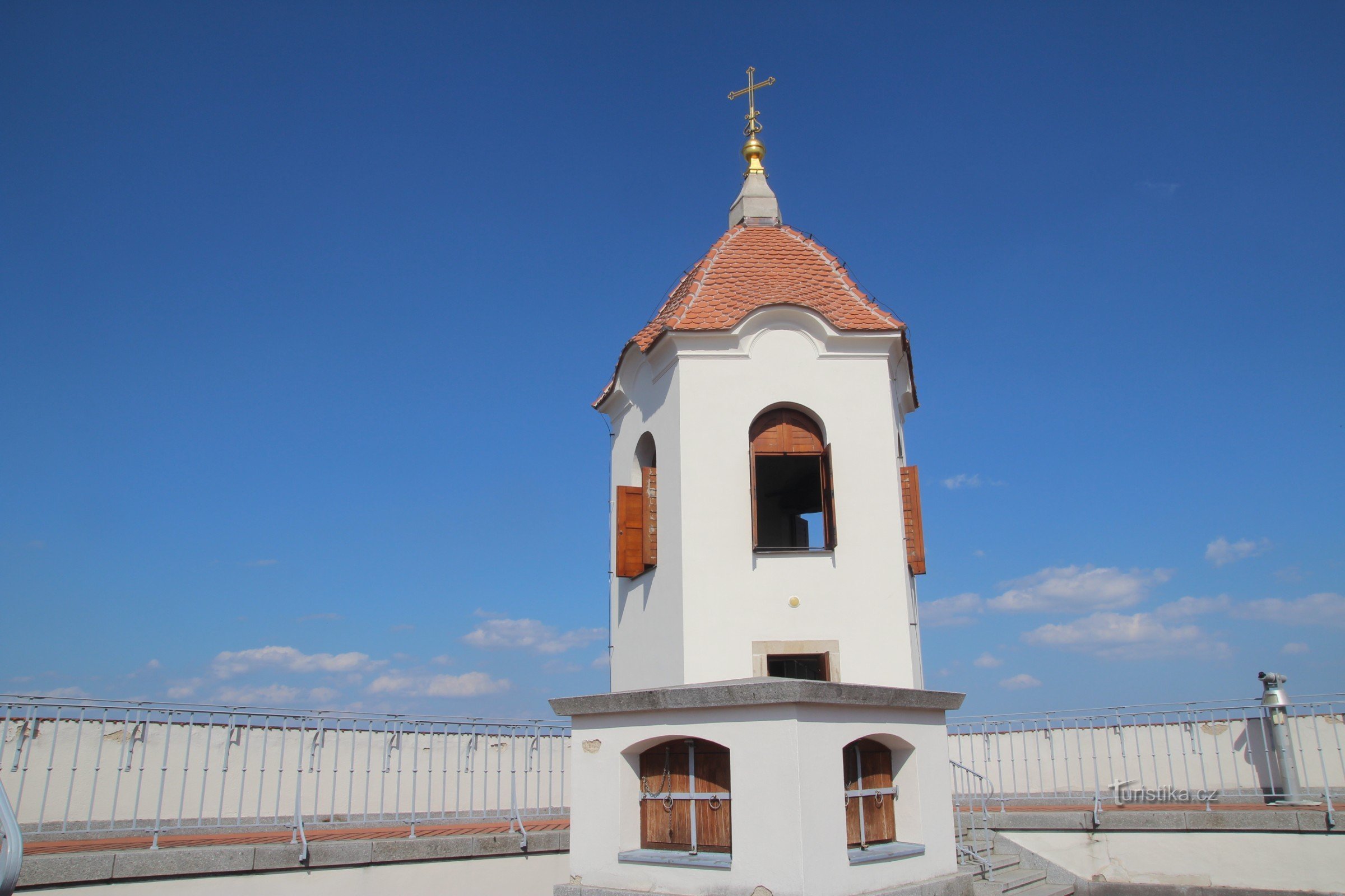 Der Turm der Burg auf der Aussichtsterrasse