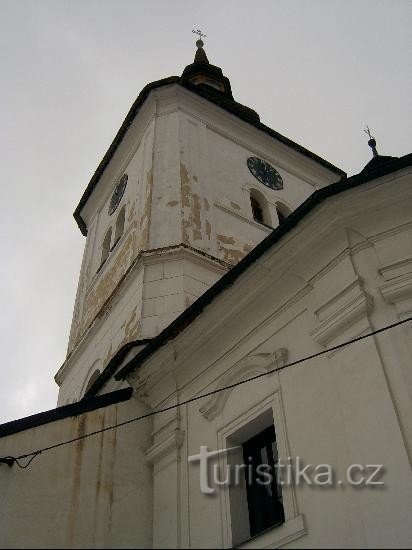 Kirkon torni: Goottilainen Pyhän Jaakob Suuren kirkko Kolinecin kylässä.