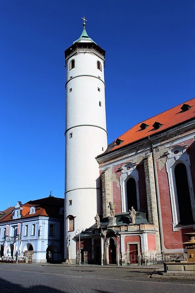 Der Turm der Kirche der Geburt der Jungfrau Maria