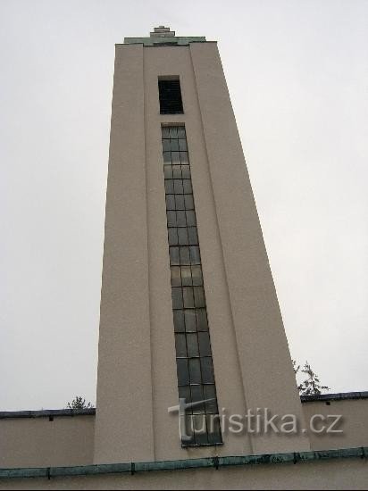 Wieża kościoła: Nad budowlą góruje 30-metrowa wieża, zwieńczona dwuramiennym krzyżem