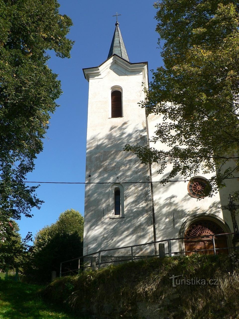 Der Turm der Kirche von P. Marie Sněžné, Kašperské Hory