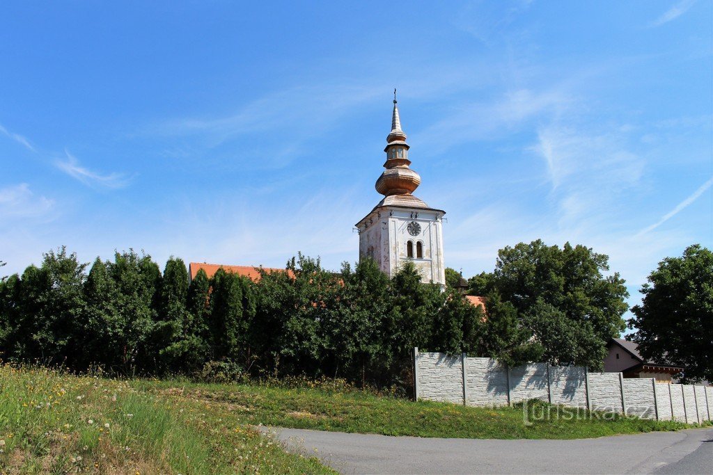 Blick auf den Kirchturm von SW