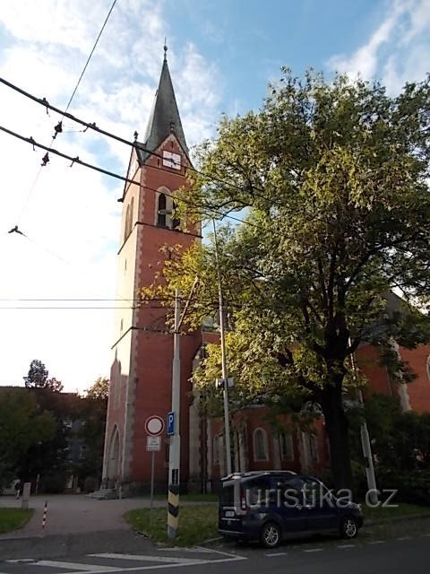 campanile della chiesa con ingresso