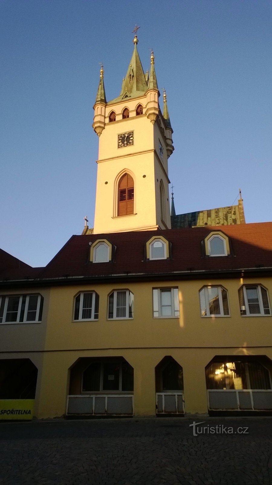 De toren van de kerk van St. Nicolaas.