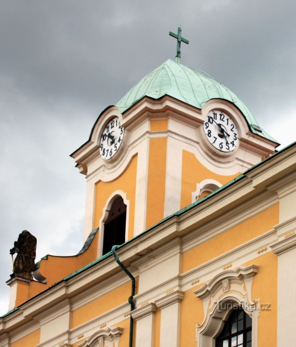 De toren van de kerk van St. Peter en Paul - Úštěk