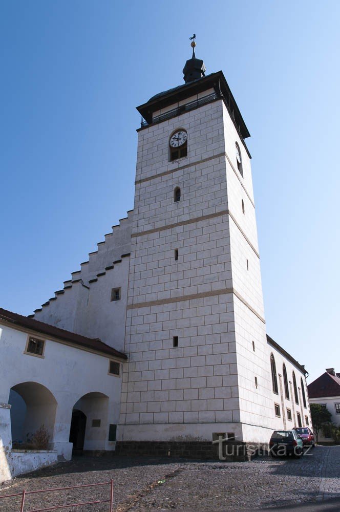 De toren van de kerk domineert