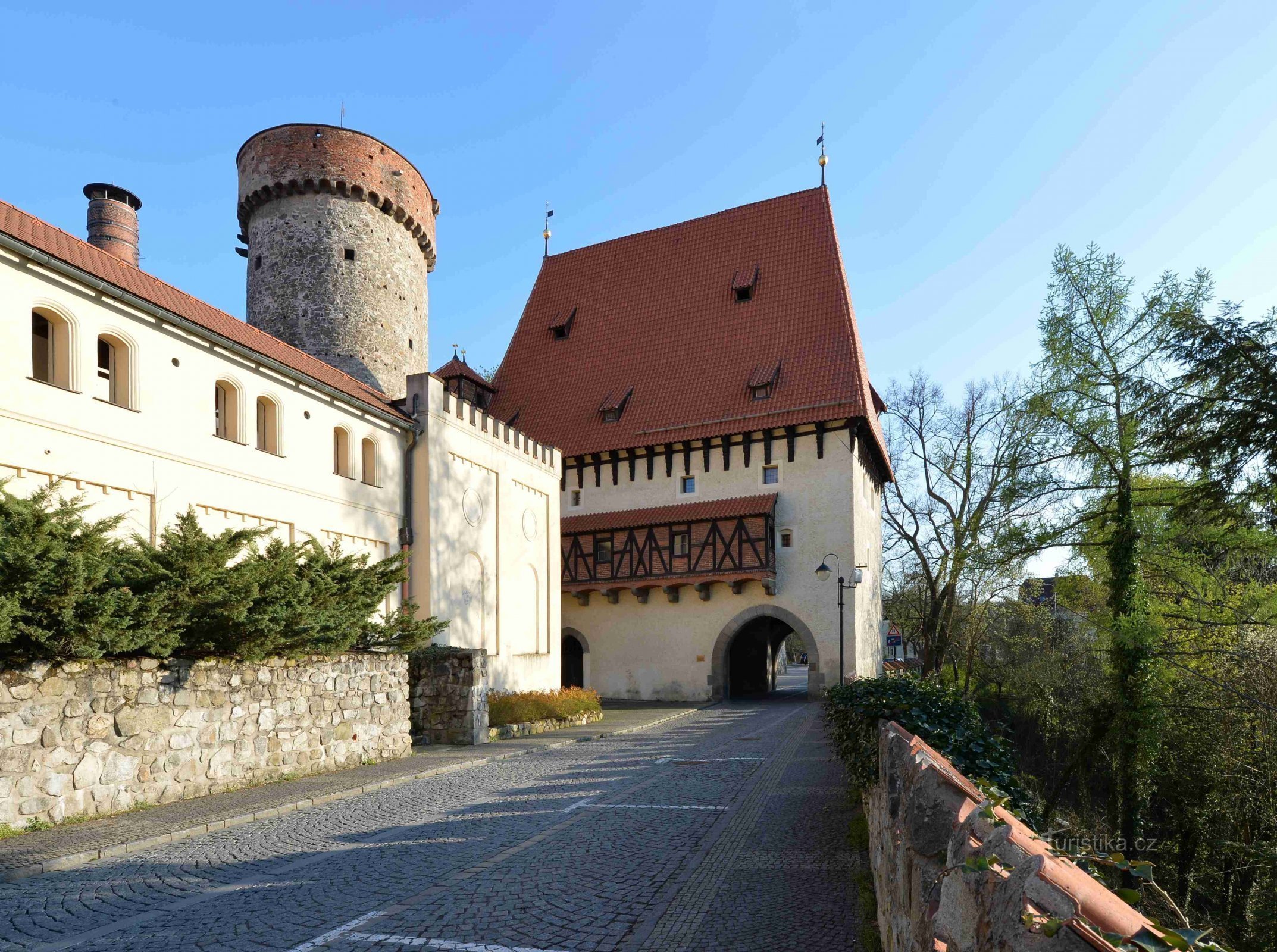 Kotnov-torni ja Bechyňská-portti - yksi Táborin vanhimmista monumenteista