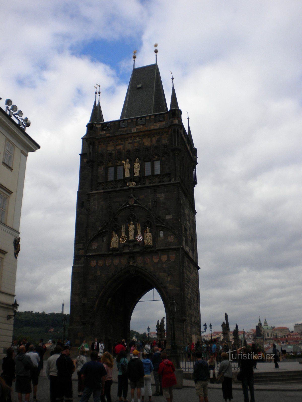 Stolp na začetku Karlovega mostu.