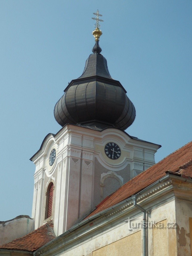 A torre no lado oeste da igreja