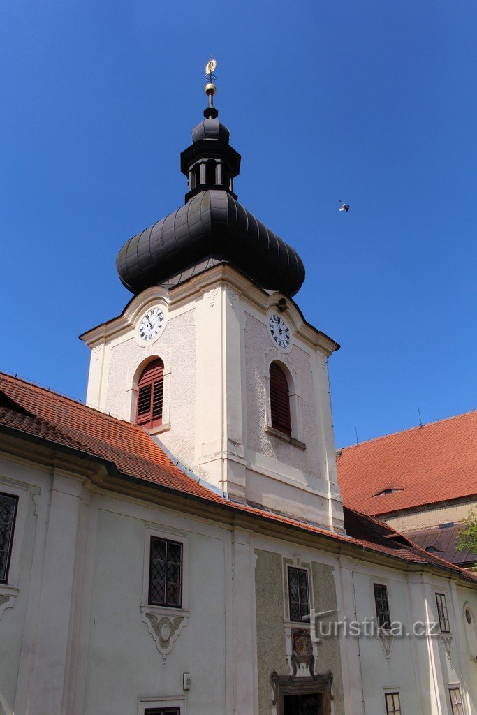 Wieża nad wejściem do klasztoru