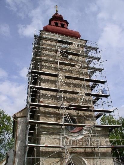 La tour de l'église en réparation au-dessus de Kamenící