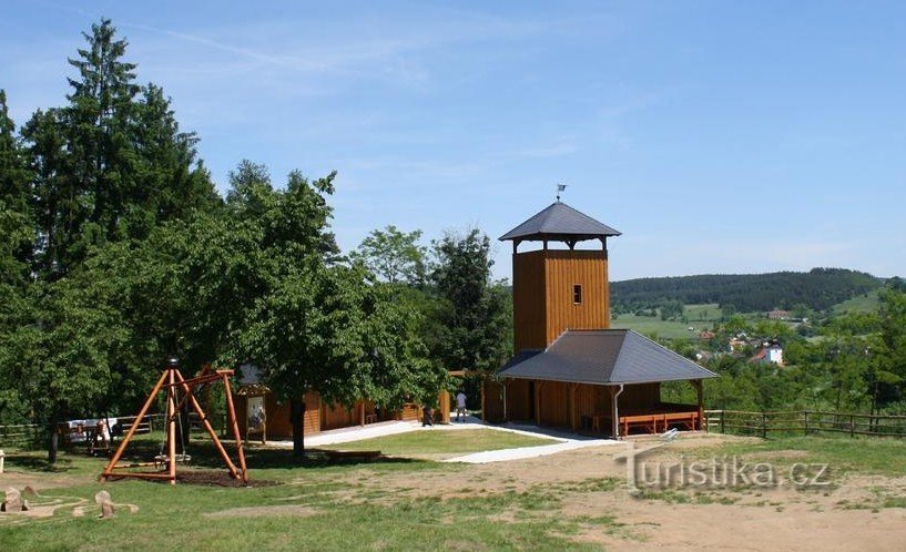 Torre, bilheteria e playground