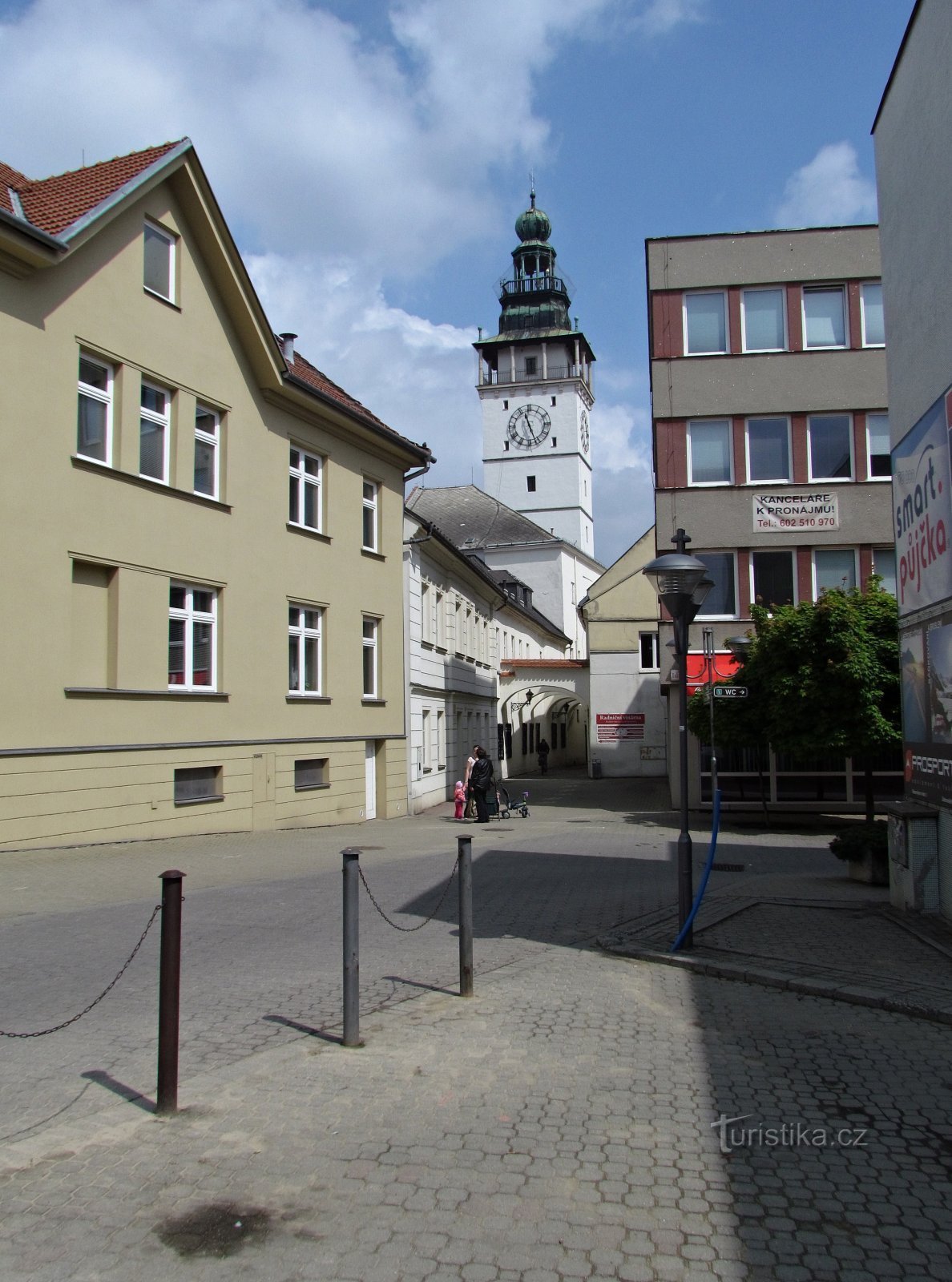 de toren van het stadhuis vanaf de straat Radniční
