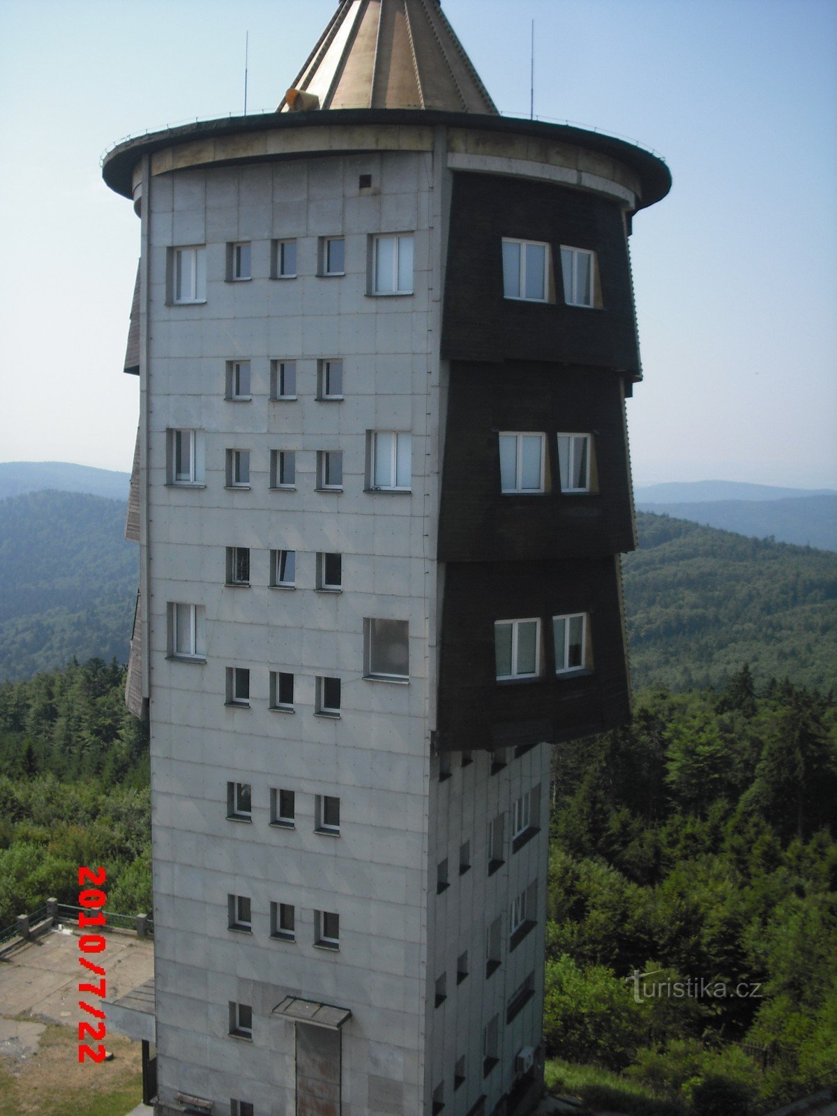 věž s kompletním odposlouchávacím zařízením