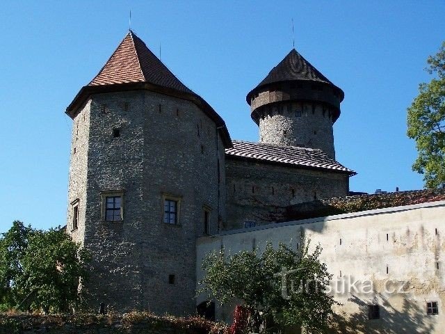 Tòa tháp với hội trường hiệp sĩ