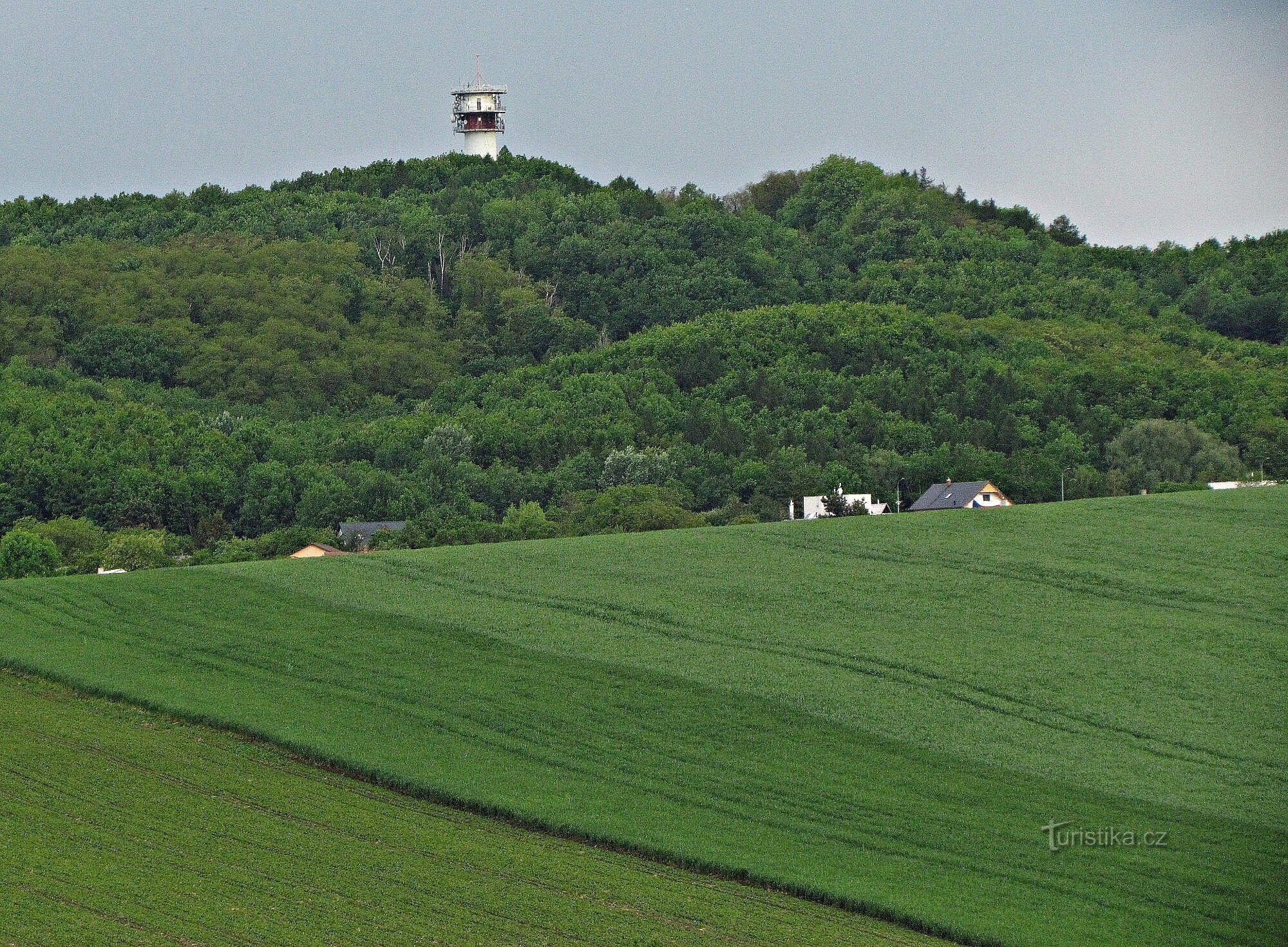 La tour émettrice sur la colline nue