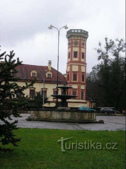 Tour du château: Une fontaine devant le château