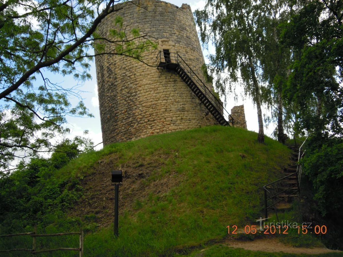 de toren van de kasteelruïne Michalovice is gekanteld