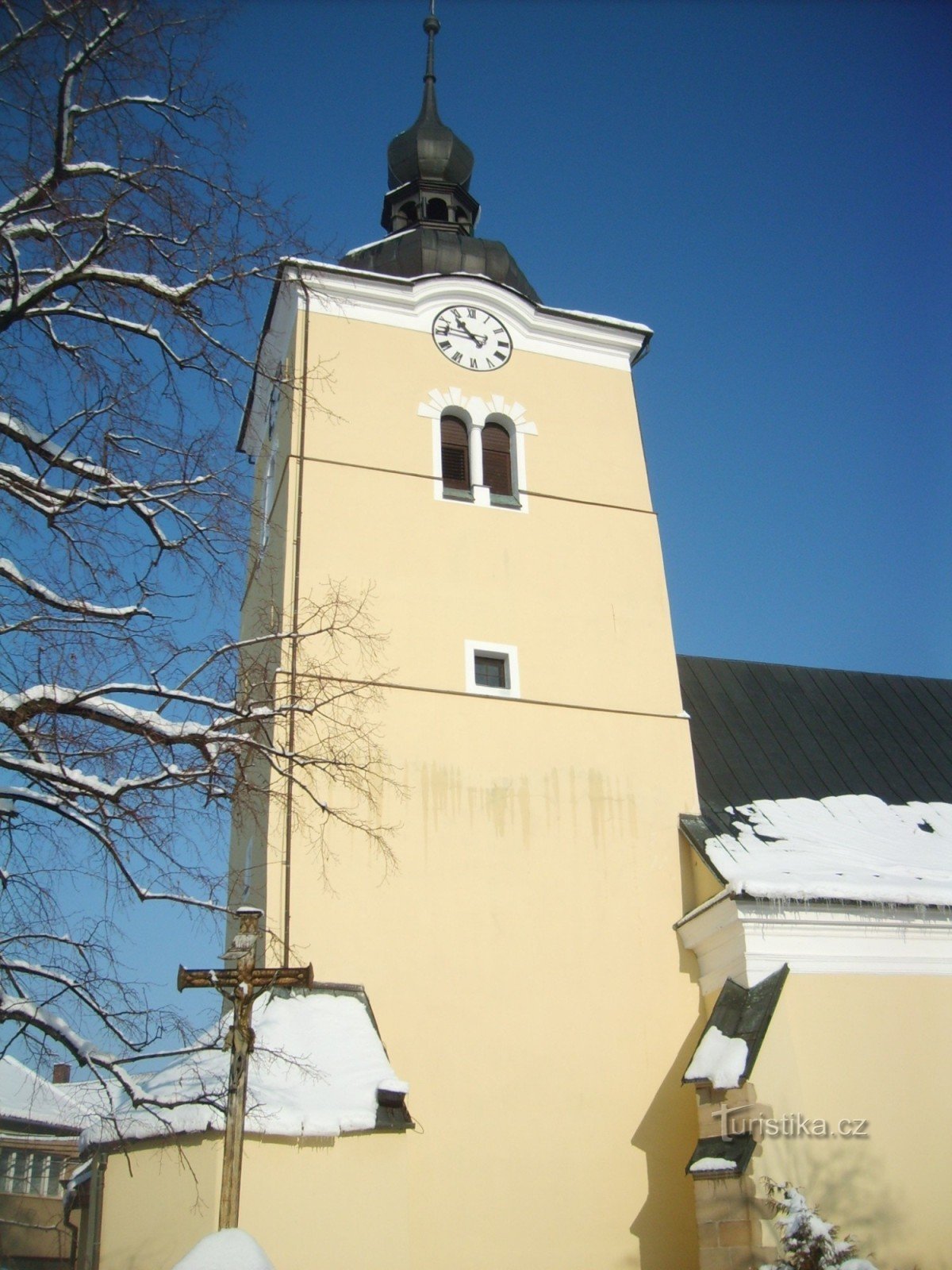 de toren van de parochiekerk