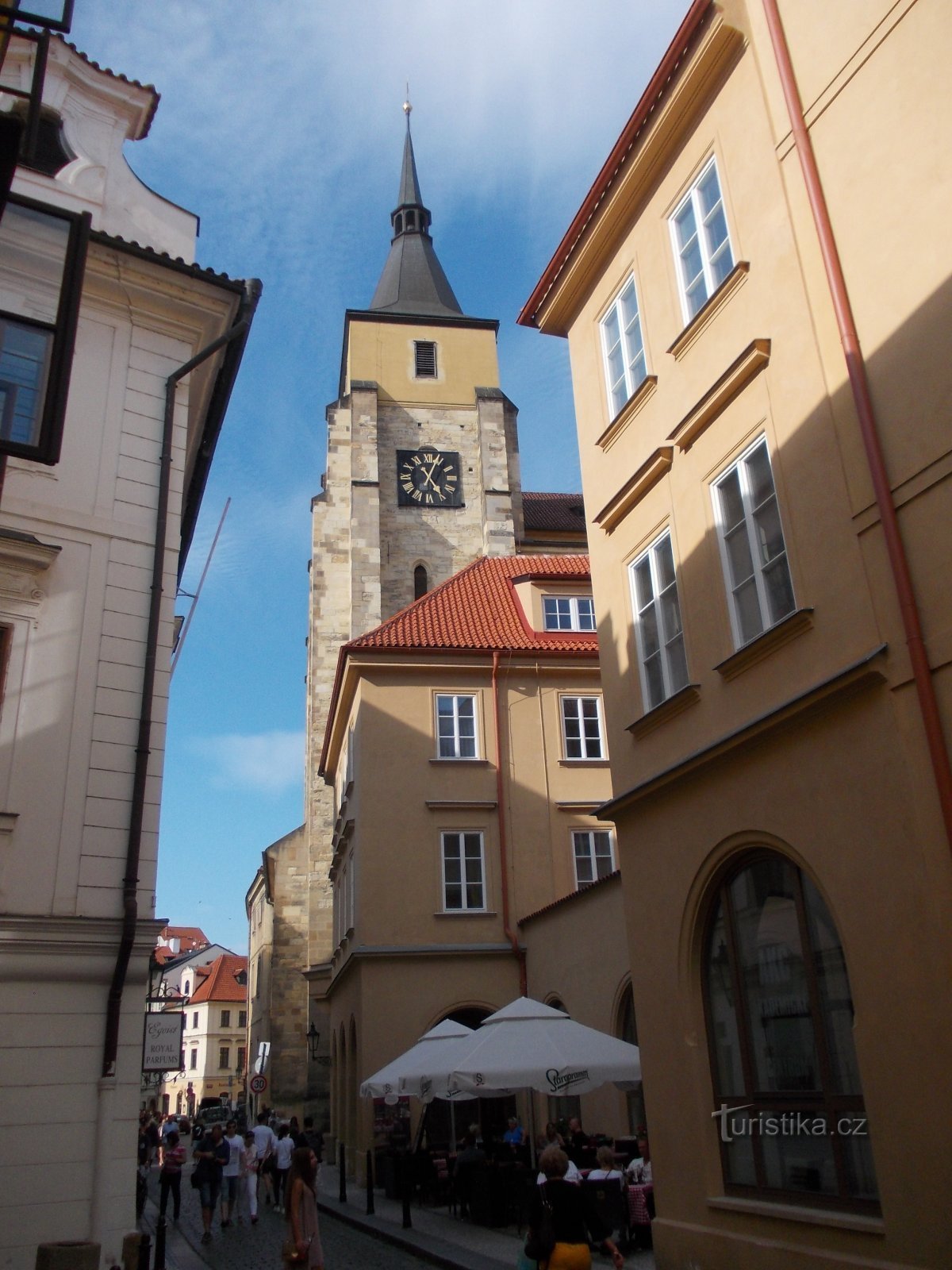 veža kostola medzi budovami