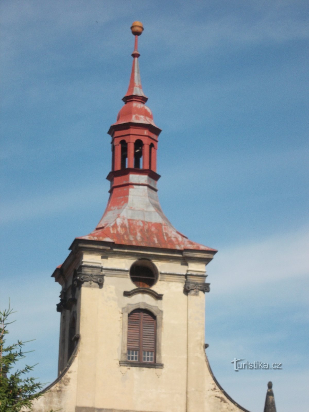 教会の塔の時計の開口部