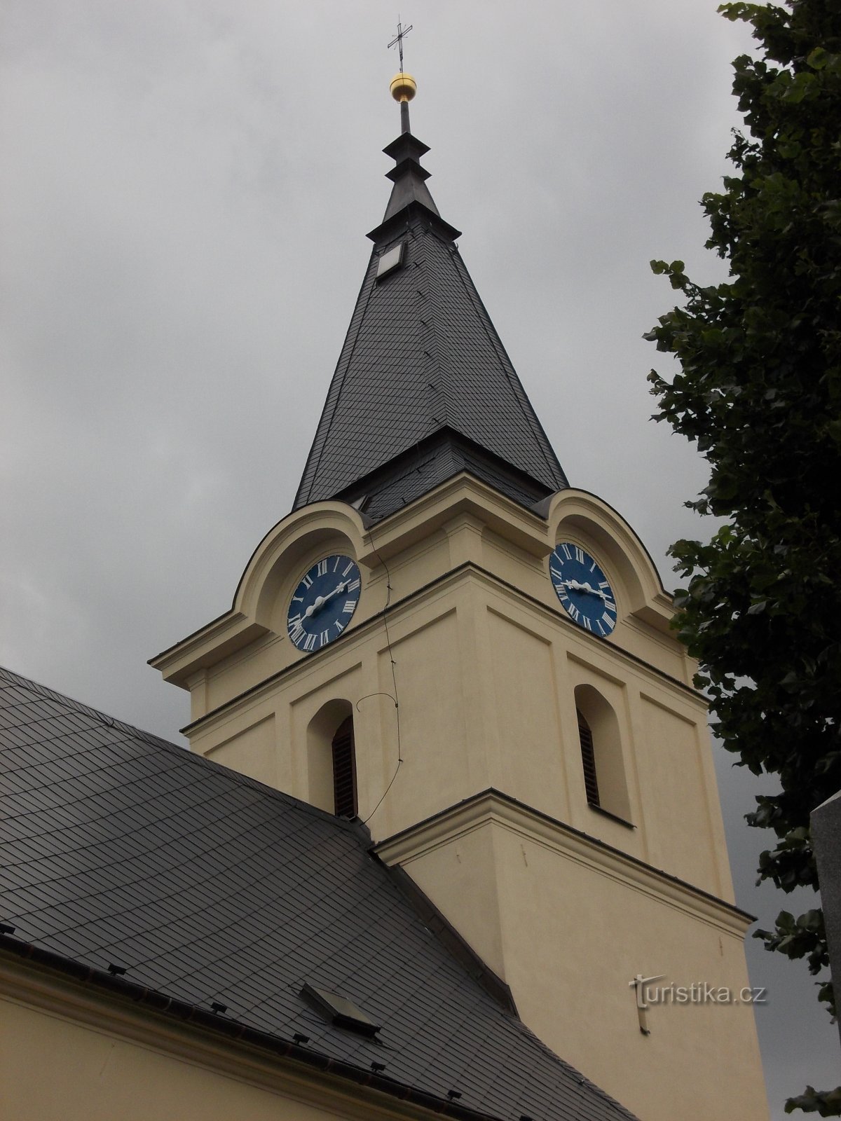 torre de la iglesia con reloj