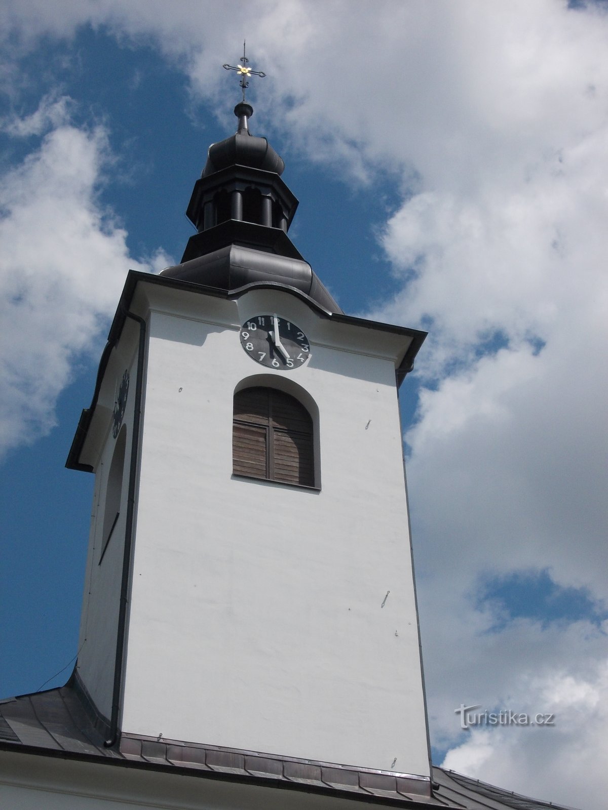 torre de la iglesia con reloj