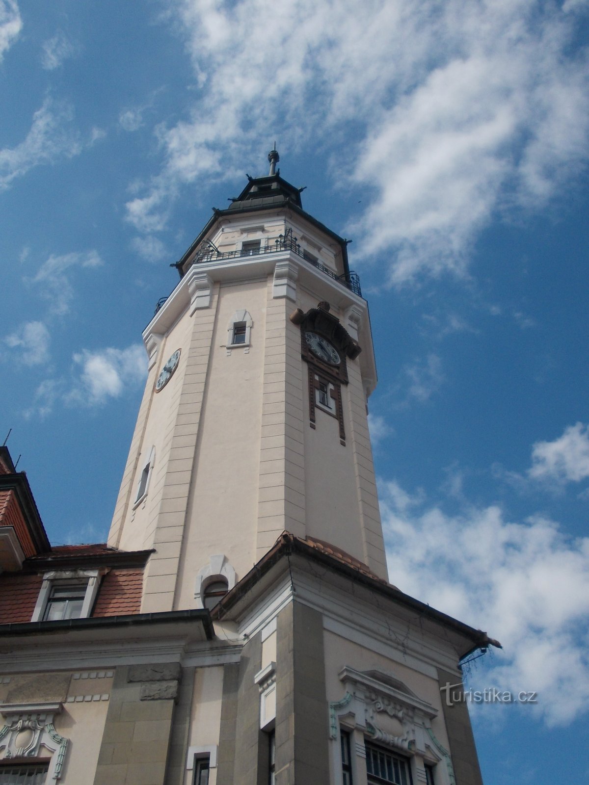 the tower of the town hall is 63 meters high