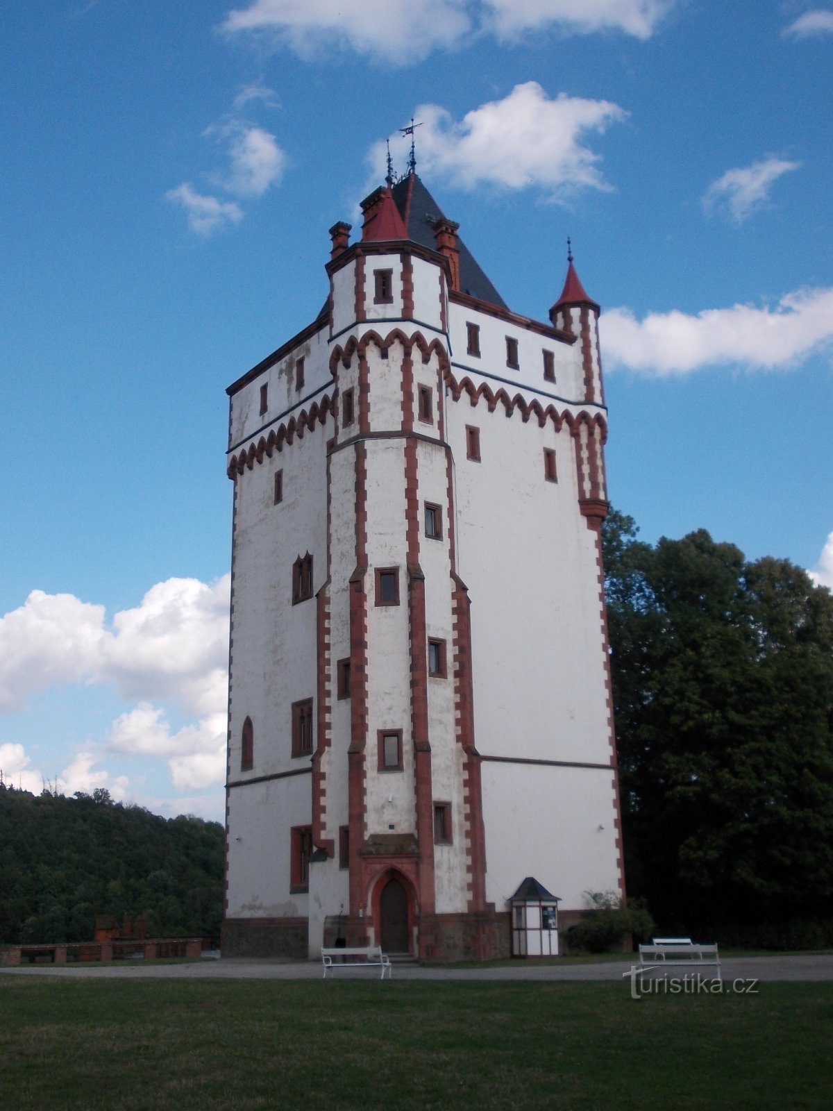 toren aan het begin van het kasteelpark