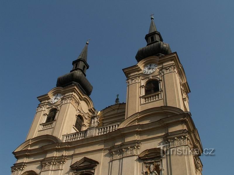 Turnurile bisericii